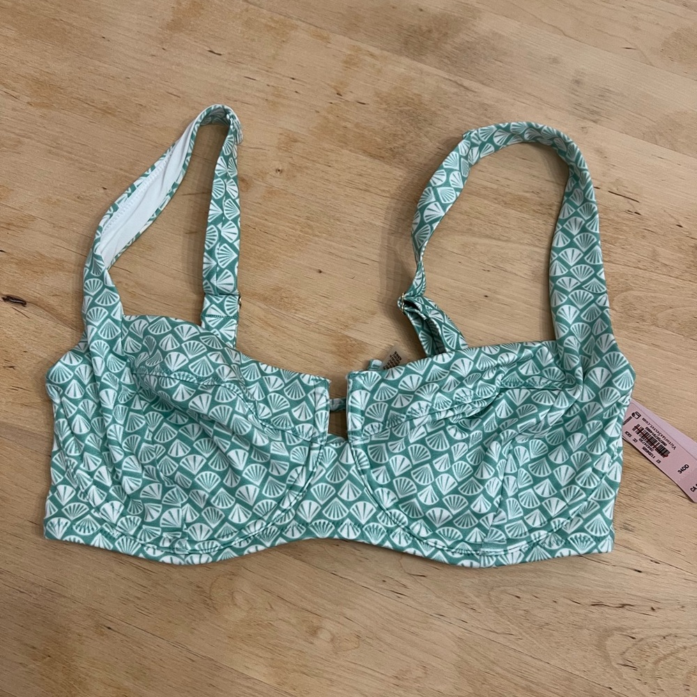 NWT Victoria Secret 34DD Swim Top